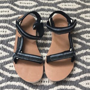 Teva 8 Wide Universal Ombré